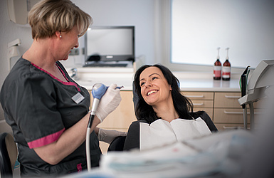 Glückliche Patientin und Ärztin