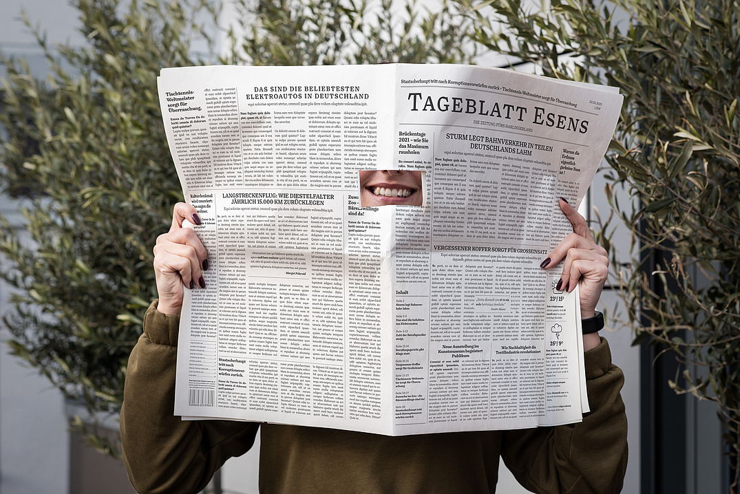 Frau hält das Tageblatt Esens