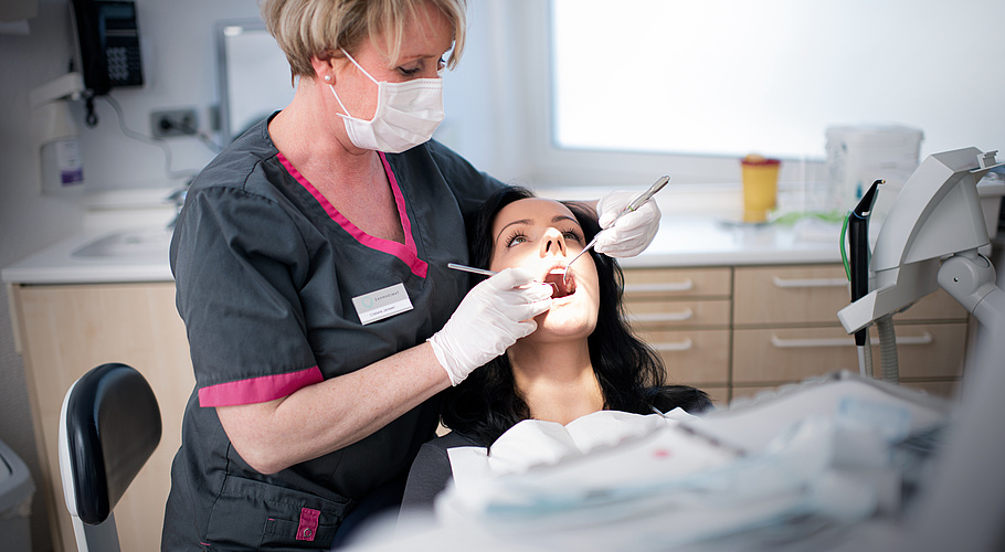Patientin in einer Behanldung mit einer Zahnärztin