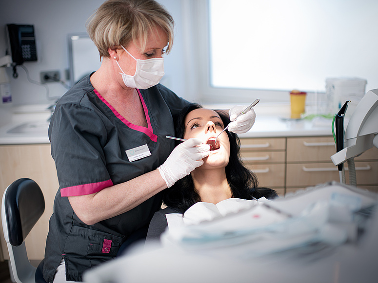 Patientin in einer Behanldung mit einer Zahnärztin