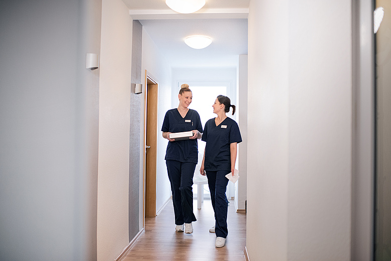 Zwei Assistentinnen im Flur