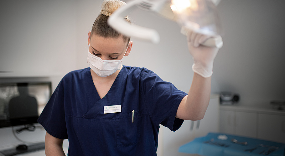 Ärztin bereitet Patient für eine Behandlung vor